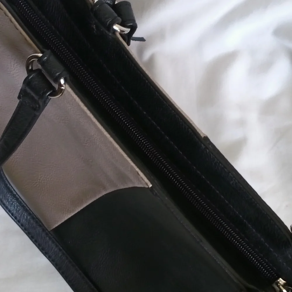 Nine West Purse Black and Cream Satchel Bag Pocket Book Elegant Versatile Tassel